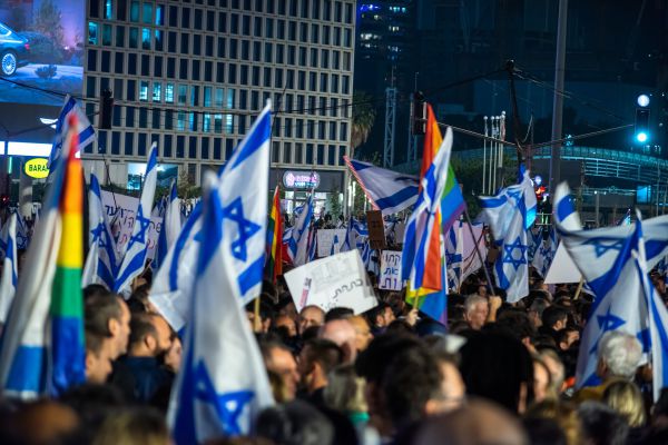 עליית מדרגה: צעיר תקף מפגינים בגז מדמיע