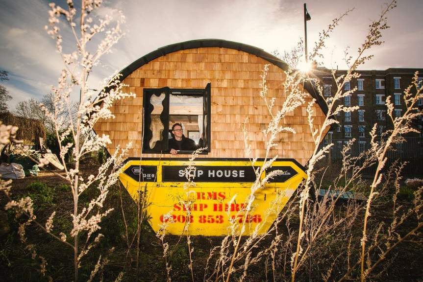 החיים בזבל: האמן הבריטי שעבר לגור בפח אשפה