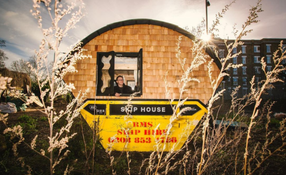 החיים בזבל: האמן הבריטי שעבר לגור בפח אשפה