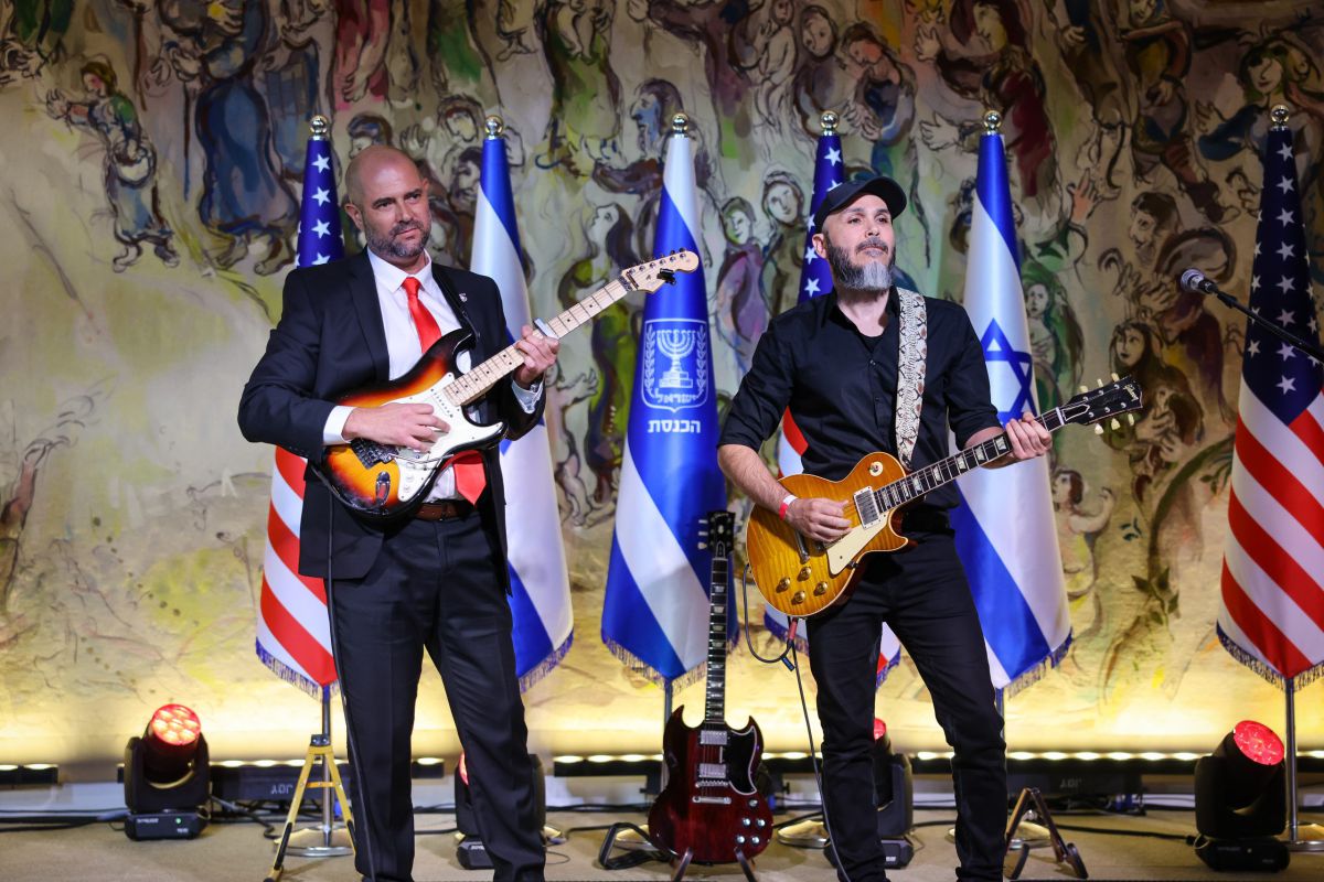 צפו: יו"ר הכנסת בסולו גיטרה ל"הוטל קליפורניה"