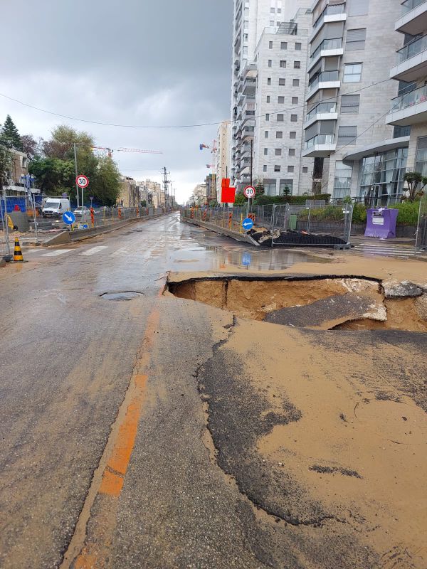 זהירות: בולען ענק נפער באמצע הרחוב בחולון