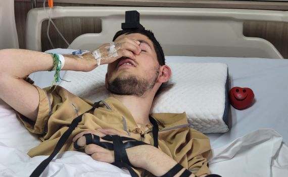 צפו: תגובה ראשונה ברגליו של בניה פרץ אחרי הניתוח