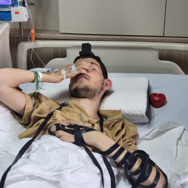 צפו: תגובה ראשונה ברגליו של בניה פרץ אחרי הניתוח