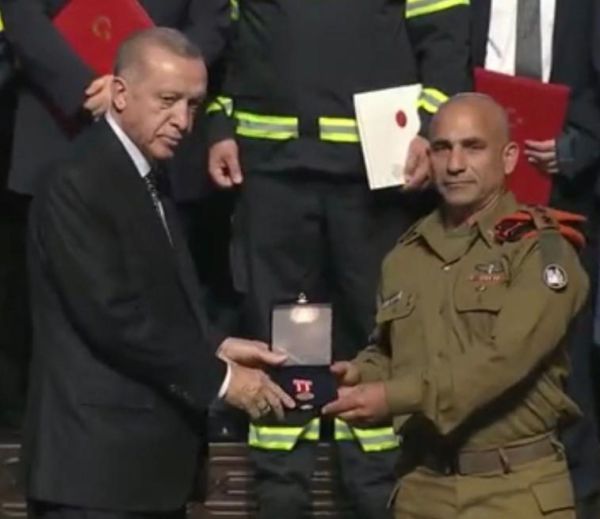 נשיא טורקיה העניק מדליית כבוד לאל"מ גולן ואך