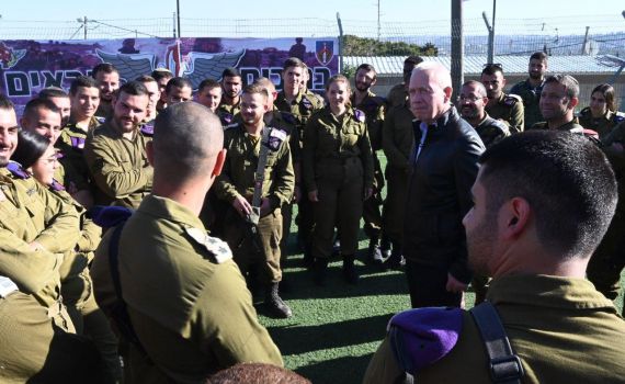 גלנט ביקר בגוש עציון ושיגר רמז על התקיפות בסוריה