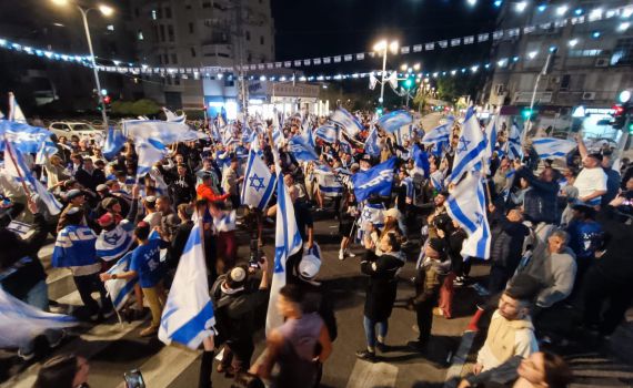 גם הימין: מאות חוסמים את רחוב וייצמן בכפר סבא