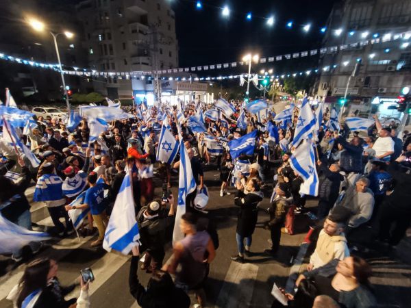 גם הימין: מאות חוסמים את רחוב וייצמן בכפר סבא