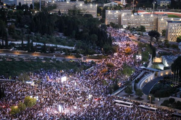 אחרי מחאת הענק: נתניהו יצטרך להכריע למי להקשיב