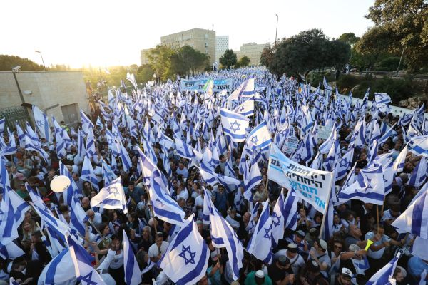 "די לדיקטטורה של בג"ץ": אלפים בעצרת מול ביהמ"ש העליון