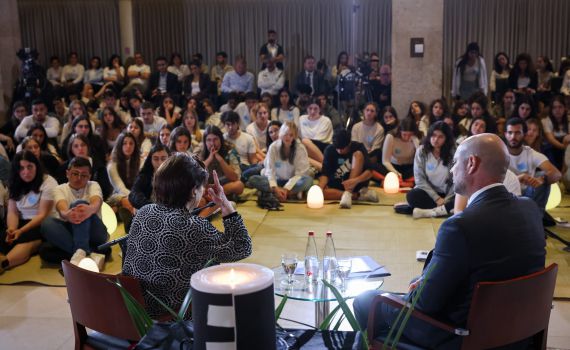 "עשיתי את עצמי ישנה": פרויקט זיכרון בסלון בכנסת
