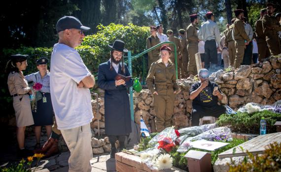 התמונה ששברה את הרשת: החרדי שהגיע לבית העלמין