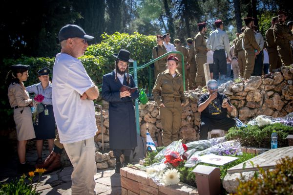 התמונה ששברה את הרשת: החרדי שהגיע לבית העלמין