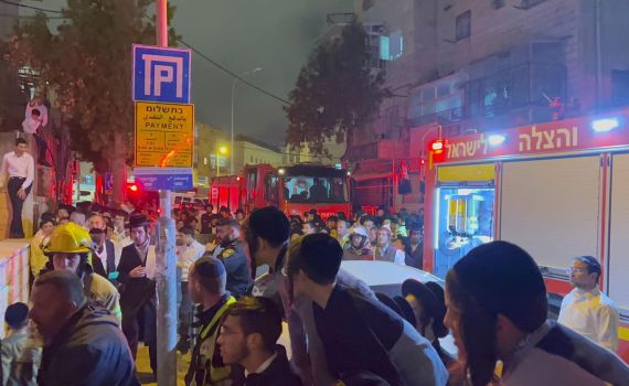 כבאים חילצו 3 בחורי ישיבה שנלכדו בישיבה שנשרפה