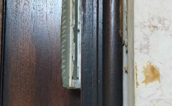 מזוזות נתלשו מעשרות בתים בשכונת טלביה היוקרתית