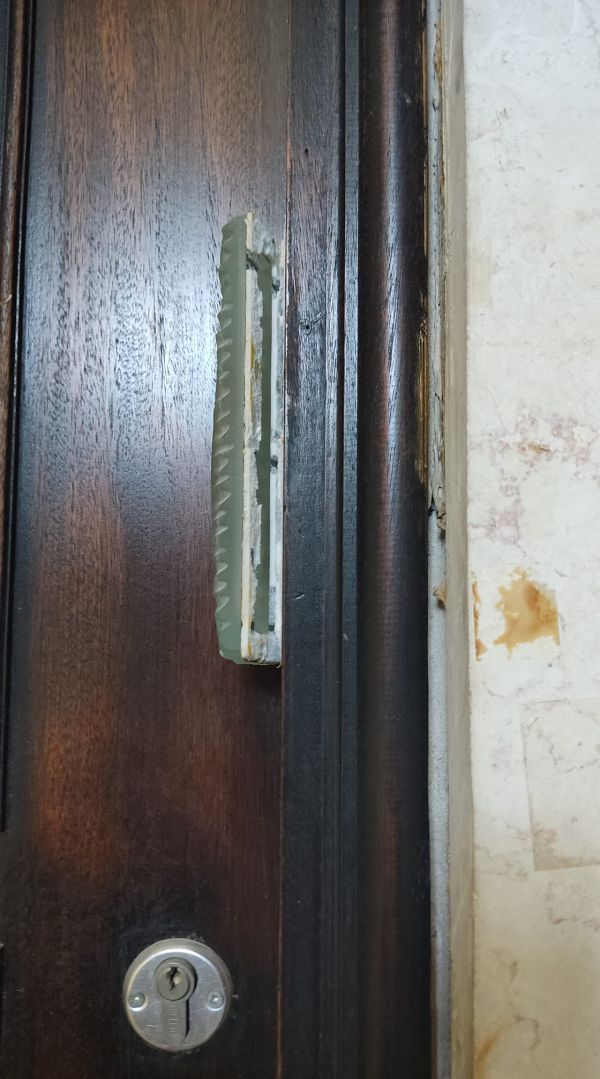 מזוזות נתלשו מעשרות בתים בשכונת טלביה היוקרתית