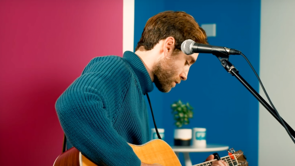 לייב בדסק סרוגים: צפו בניב דמירל מבצע את "מאיה"