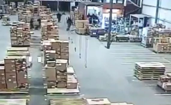 תיעוד דרמטי: הדלת נסגרה; הרקטה נחתה במפעל. צפו