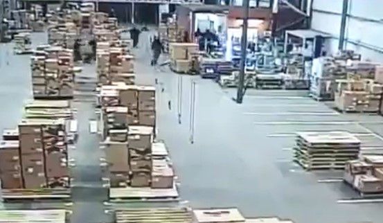 תיעוד דרמטי: הדלת נסגרה; הרקטה נחתה במפעל. צפו