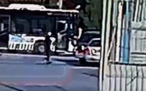 רץ לרכב ויורה מטווח אפס | תיעוד פיגוע הירי בירושלים