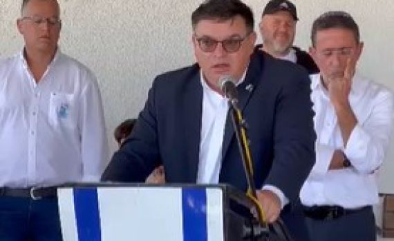 צפו: חבר הכנסת התייפח בבכי באמצע נאום