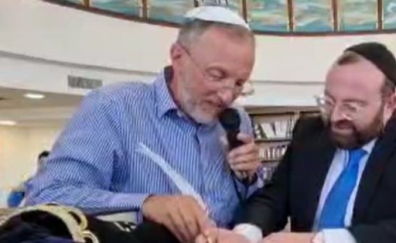 תיעוד מצמרר: זה הפסוק שליאו די כתב בספר התורה