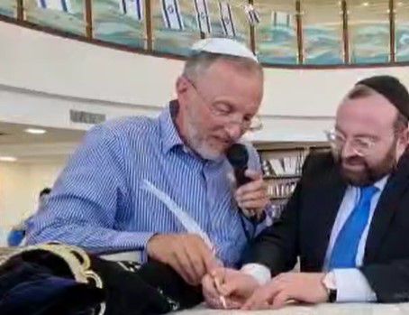 תיעוד מצמרר: זה הפסוק שליאו די כתב בספר התורה