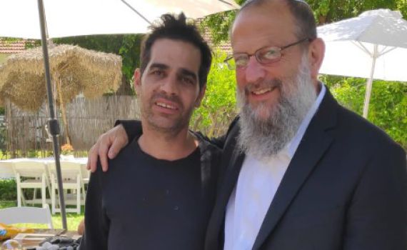 ראש הישיבה הסרוגה הגיע לנחם את אביב גפן