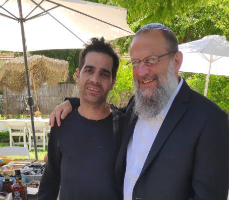 ראש הישיבה הסרוגה הגיע לנחם את אביב גפן