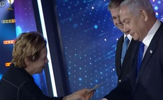 העבירה פתק לנתניהו: ארוע חריג בטקס פרס ישראל
