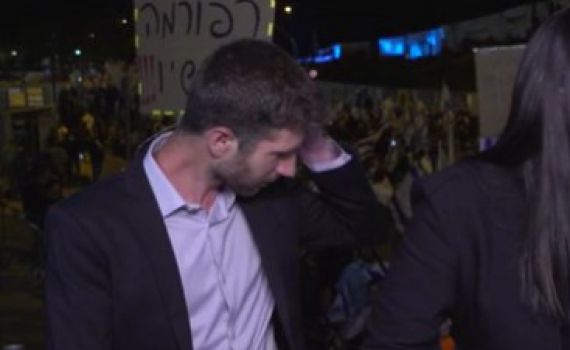 באמצע שידור: בקבוק זכוכית פגע בכתבי חדשות 13. צפו