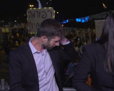 באמצע שידור: בקבוק זכוכית פגע בכתבי חדשות 13. צפו