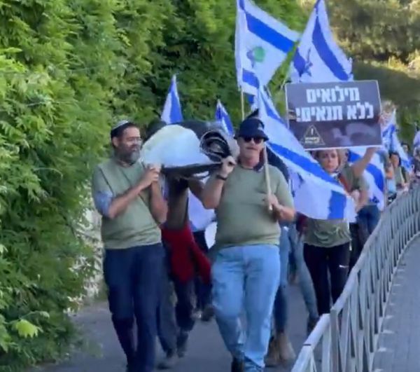 רס"ן שהשתתף בהפגנת הימין הודח מתפקידו