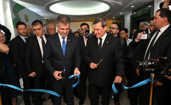 צפו: שר החוץ חונך שגרירות סמוך לגבול עם איראן