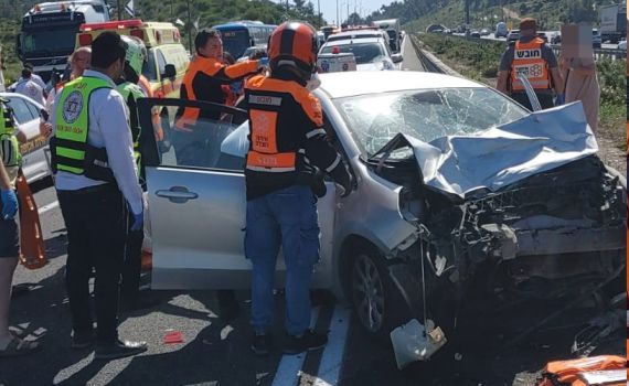 בזמן הצפירה: גבר ואשה נפצעו בינוני בתאונה