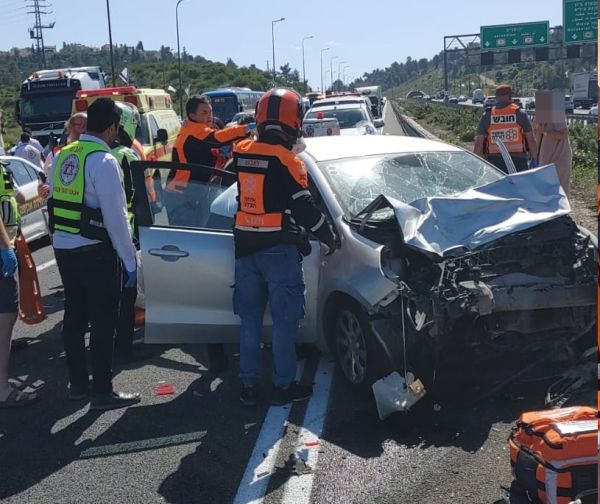 בזמן הצפירה: גבר ואשה נפצעו בינוני בתאונה