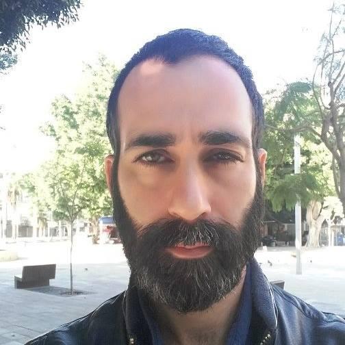 "אין לי כוונה להוציא אנשים מארון הקודש" | ראיון אישי עם המחזאי תומר רוזנמן