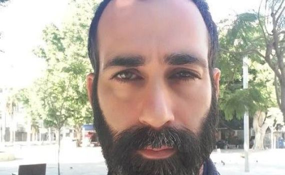 "אין לי כוונה להוציא אנשים מארון הקודש" | ראיון אישי עם המחזאי תומר רוזנמן