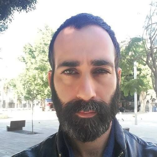 "אין לי כוונה להוציא אנשים מארון הקודש" | ראיון אישי עם המחזאי תומר רוזנמן