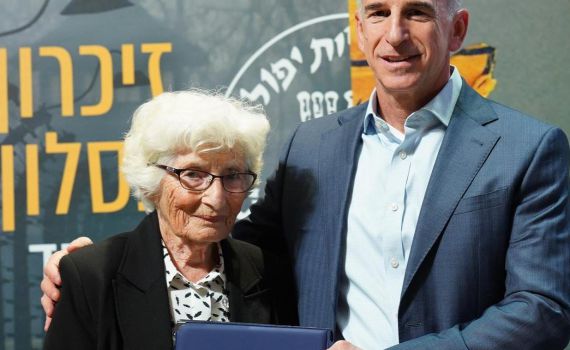 לוחמי המוסד שומעים את עדות בני משפחתם במטה