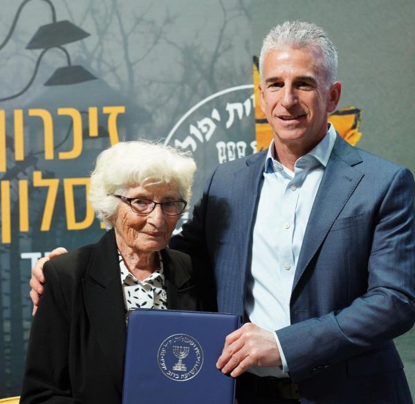 לוחמי המוסד שומעים את עדות בני משפחתם במטה