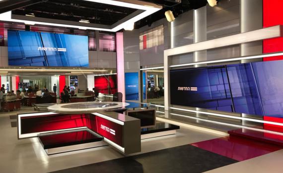 לראשונה: צוות חדשות 12 פונה מהאולפן בשידור חי