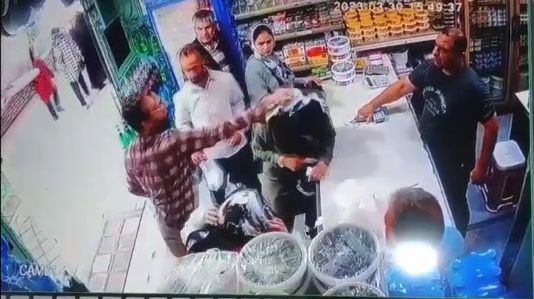 מחאת החיג'אב: פעיל זרק יוגורט על נשים ללא כיסוי