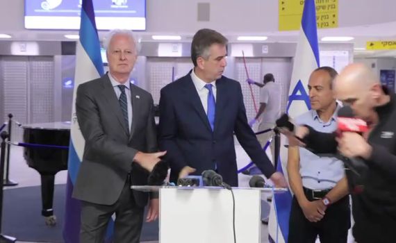 לצד השגריר: השר אלי כהן ביקר את פצוע הפיגוע בת"א