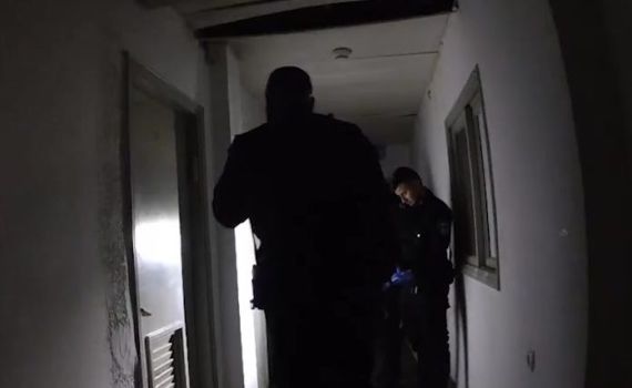 ביצע עסקאות סמים ונשק והתגלה כסוכן משטרה סמוי