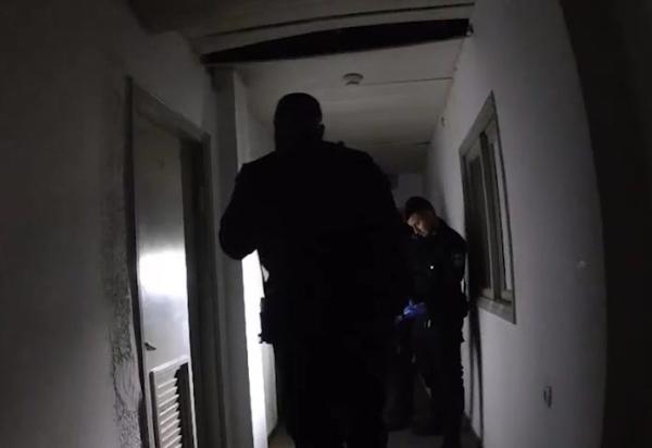 ביצע עסקאות סמים ונשק והתגלה כסוכן משטרה סמוי