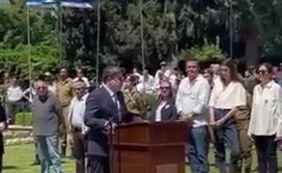 השר אקוניס ביקש מהאם השכולה לדבר במקומו. צפו