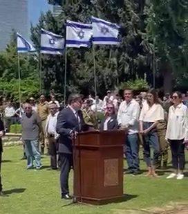 השר אקוניס ביקש מהאם השכולה לדבר במקומו. צפו