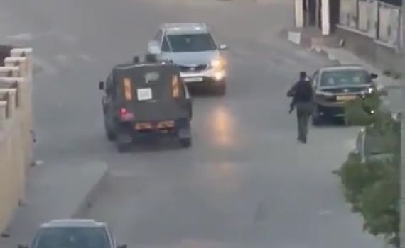 צפו: רכב פלסטיני האיץ לעבר שוטר ונעצר אחרי ירי