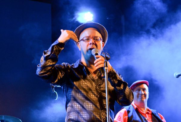 קובי אוז מאבד סבלנות: "אתה או גזען או פחדן"