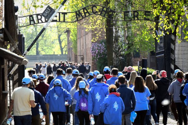 שידור ישיר: אלפי משתתפים במצעד החיים בפולין